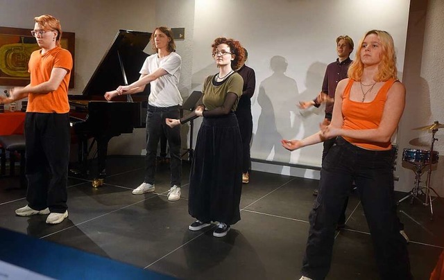 Eine Gruppe des Theaters Tempus fugit ...chchor mit rhythmischen Choreografien.  | Foto: Roswitha Frey