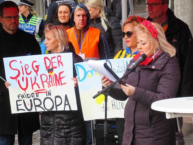 Oksana Karpik vom Verein Open spricht bei der Kundgebung in Offenburg  | Foto: Susanne Haupt-Kerkovius