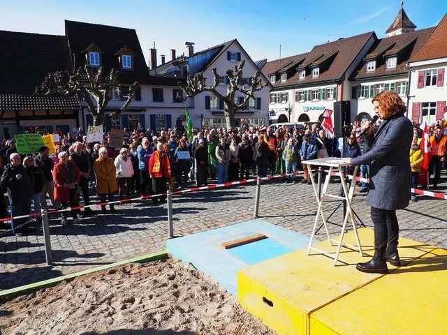 Zur Kundgebung gegen rechte Parolen, A...f den Kanderner  Blumenplatz gekommen.  | Foto: Herbert Frey