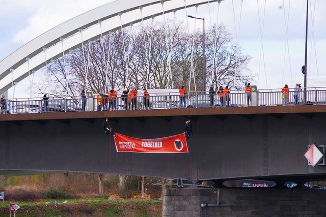Klimaaktivisten von beiderseits des Rh... einem Banner von der Europabrcke ab.  | Foto: Karen Christeleit