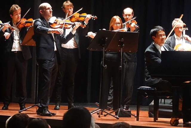Das Concertgebouw Kammerorchester und ...mit klarem, klangschnem Mozart-Spiel.  | Foto: Roswitha Frey