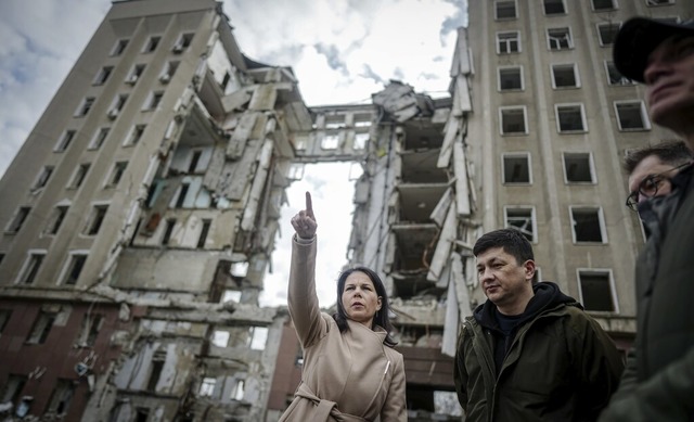 Annalena Baerbock in Mykolajiw vor ein...ner russischen Rakete zerstrten Haus.  | Foto: Kay Nietfeld (dpa)