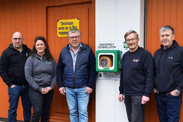 Christian Binder (von links), Petra Wa...r mit dem Defibrillator in Brandenberg  | Foto: Ulrike Jger