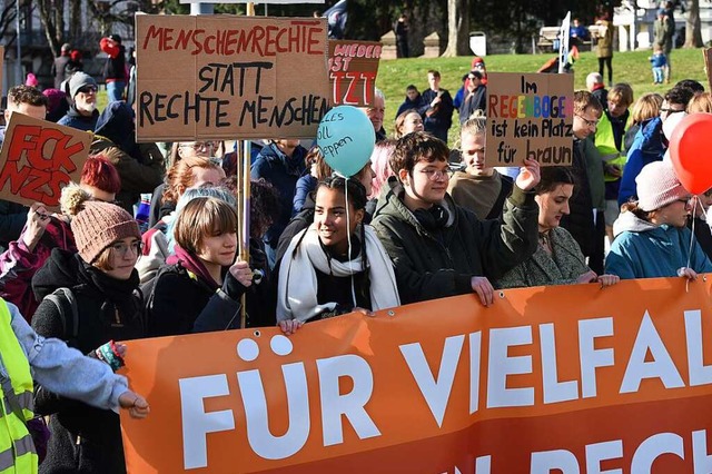 Tausende Menschen haben in Freiburg f...chtsextremes Gedankengut demonstriert.  | Foto: Rita Eggstein