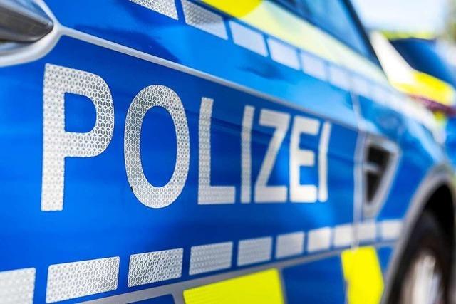 Tter beschdigen zwei geparkte Autos in Breisach