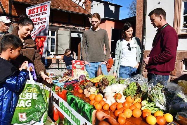 Die Gruppe Fairteiler brachte viele Lebensmittel mit.  | Foto: Barbara Ruda