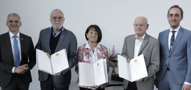 Patrick Rapp (von links) berreichte d... gratulierte den drei Ehrenamtlichen.   | Foto: Sebastian Ehret
