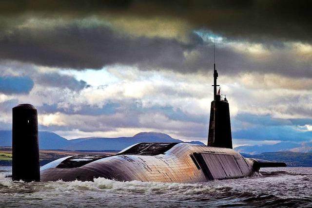 Britische Test-Atomrakete stürzt ab und verfehlt britisches Atom-U-Boot um wenige Meter