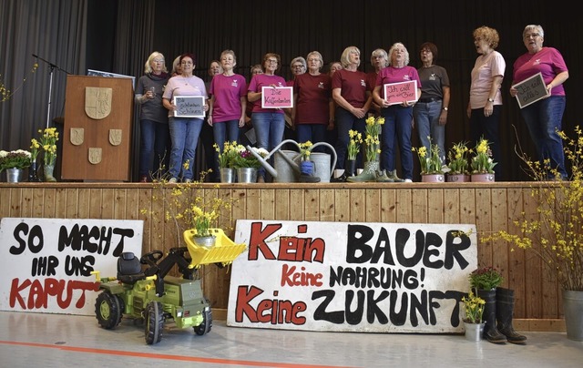 Protesttafeln auch beim Bezirkslandfra... Landfrauen-Singgruppe aus Forchheim.   | Foto: Roland Vitt