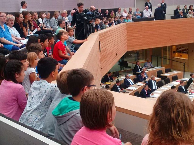 Kinder aus der Stadt Waldkirch im Landtagssaal   | Foto: Wenzl