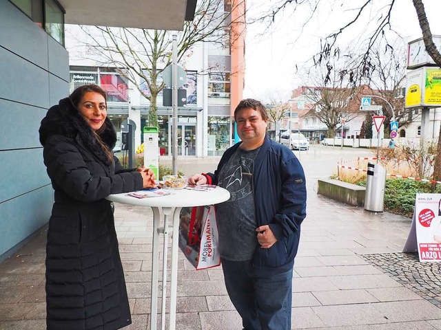 OB-Kandidatin Arzo Looden sucht auf de...Volksbank, das Gesprch mit Passanten.  | Foto: Herbert Frey