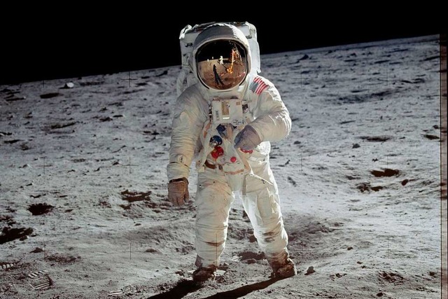 1969 war der erste Mensch auf dem Mond...eil Armstrong. Er ist 2012 verstorben.  | Foto: Neil Armstrong (dpa)