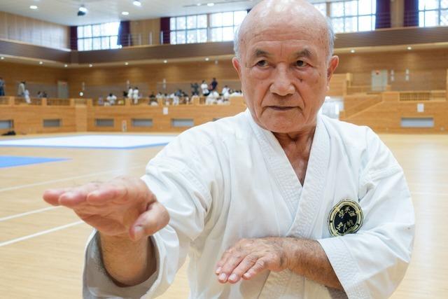 Unkaputtbar? Ein Selbstversuch im Ziegel-Zerschlagen im japanischen Okinawa, der Urheimat des Karate