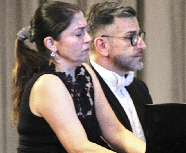 Mit hchster Konzentration spielten Na... Ehemann Wilke vierhndig am Klavier.   | Foto: Rolf Reimann