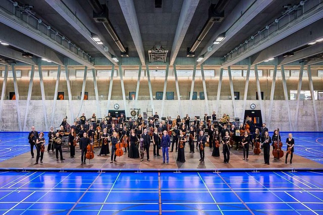 Das Orchester   Basel Sinfonietta unte...racher Burghof die neue Filmmusik auf.  | Foto: Marc Doradzillo