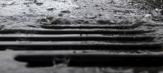 Zu gering ist die Ableitung fr Oberflchenwasser in der Meierhofstrae.  | Foto: Paul Zinken (dpa)