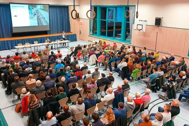 Die Infoveranstaltung zur Fernwrme in...e, wie der Andrang der Besucher zeigt.  | Foto: Sonja Niederer