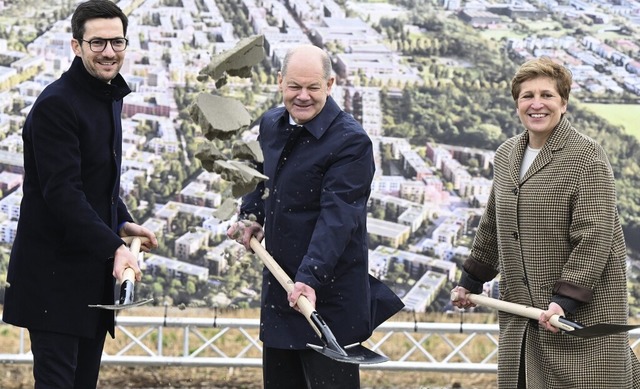 Bundeskanzler Olaf Scholz (Mitte), Fre...klung, beim Spatenstich fr Dietenbach  | Foto: Bernd Weibrod (dpa)