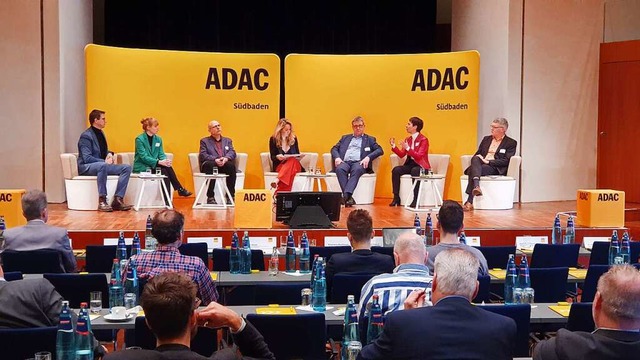 Diskussion auf dem Podium beim ADAC-Symposium in Freiburg  | Foto: Frank-Thomas Uhrig