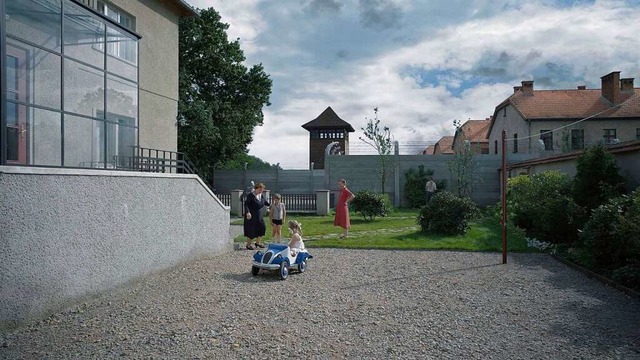 Der Wachturm, der Stacheldraht, das La... H spielt mit den Kindern im Garten.  | Foto: Leonine Filmverleih