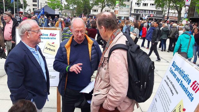 Dietrich Elchlepp (Mitte) informiert d...d Umgebung ber die Absichten der AfD.  | Foto: Brgerinititiave fr Toleranz und Demokratie