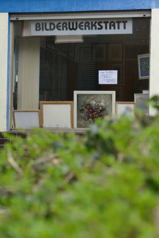 Ein Zettel im Fenster verweist auf die Schlieung.  | Foto: Mark Alexander