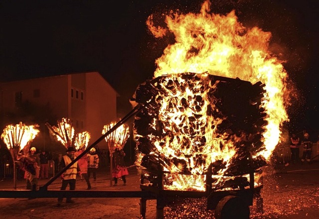 Beim 100. Umzug der Liestler Fastnacht brannten wieder die Feuerwgen.  | Foto: Hubert Bleyer