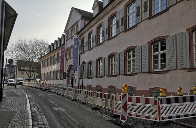 Hinter dieser  Baustellenabschrankung ...t. Zwei Anwohnerparkpltze fallen weg.  | Foto: Ralf Burgmaier