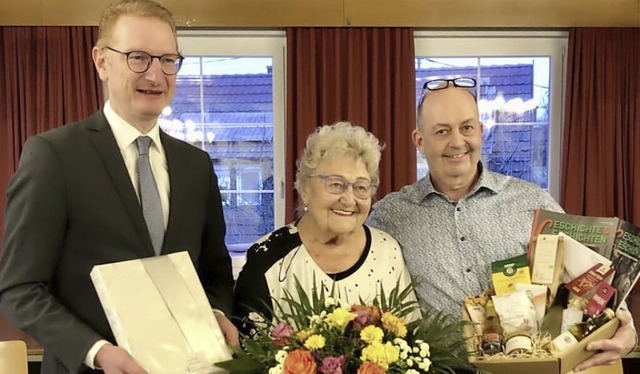 Nora Schtz aus Broggingen wurde 90 Ja... Ralf Obergfll (rechts) gratulierten.  | Foto: Stadt Herbolzheim
