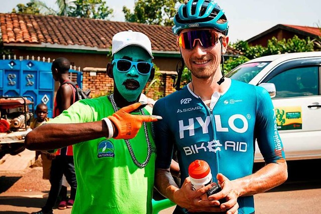 Der Freiburger Vinzent Dorn mit einem afrikanischen Radsportfan in Ruanda.  | Foto: Stefan Brencher