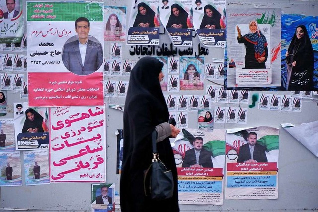Eine verschleierte iranische Frau  geh...vorstehenden Parlamentswahlen entlang.  | Foto: Rouzbeh Fouladi (dpa)