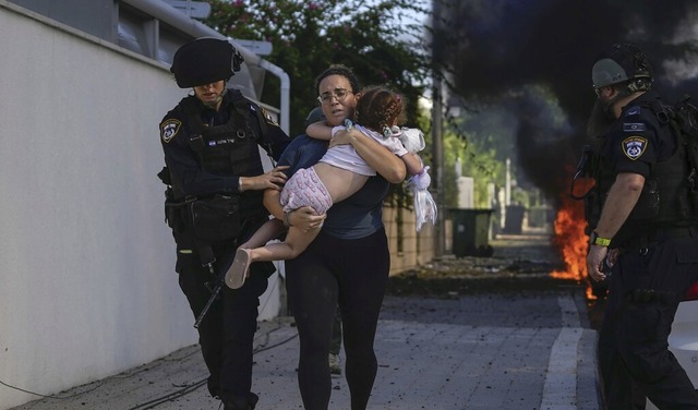 Beim Hamas-Angriff kamen mehr als 1200 Menschen ums Leben.  | Foto: Tsafrir Abayov (dpa)