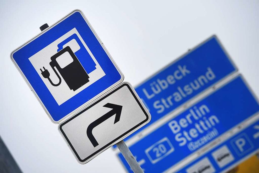 Um die Menschen vom Kauf eines Elektroautos zu berzeugen, braucht es Anreize.  | Foto: Stefan Sauer (dpa)