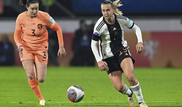 Klara Bhl (rechts), hier gegen Caitli...htige 1:0 fr die deutsche Mannschaft.  | Foto: Federico Gambarini (dpa)