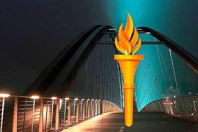 Die olympische Flamme wird von Weil am Rhein nach Huningue getragen