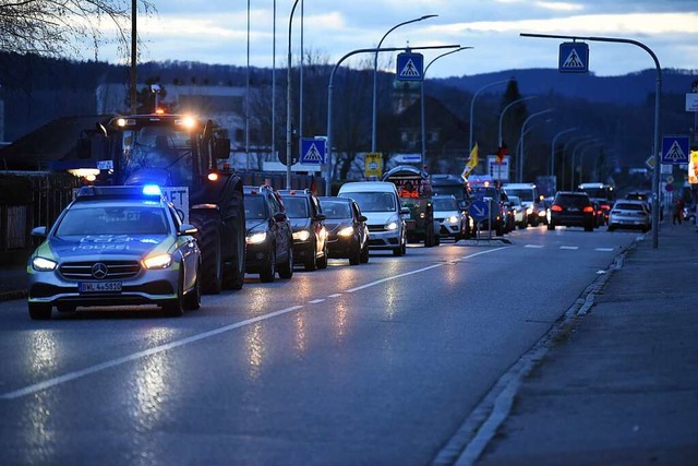 Beim  Traktorkorso  in Rheinfelden fahren vor allem Autos mit.  | Foto: Jonas Gnther