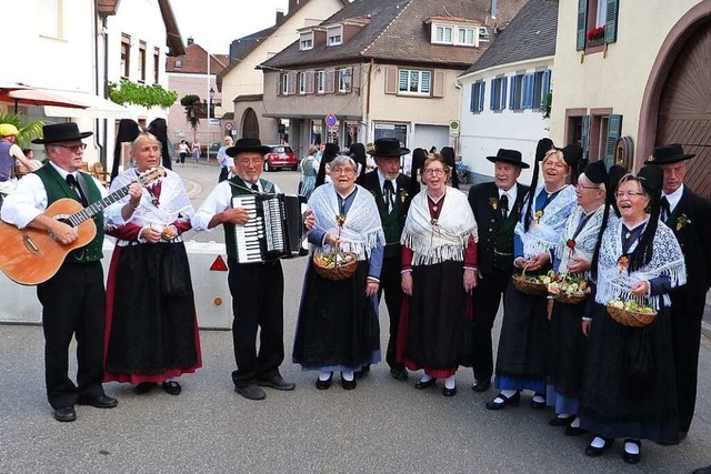 Die Kaisersthler Trachtengruppe sorgt...eintage fr musikalische Unterhaltung.  | Foto: Christine Weirich