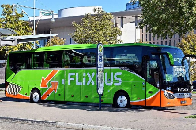 Flixbusse sind in Freiburg mittlerweile ein vertrautes Bild.  | Foto: Thomas Kunz