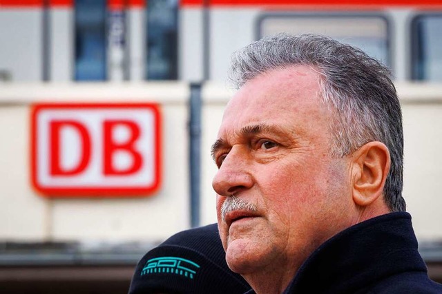 Claus Weselsky, Bundesvorsitzender der...f mit der Bahn. Im Januar wurde er 65.  | Foto: Daniel Karmann (dpa)