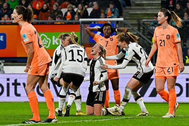 Lea Schller (Mitte) feiert ihren Treffer zum 2:0 gegen die Niederlande.  | Foto: Federico Gambarini (dpa)