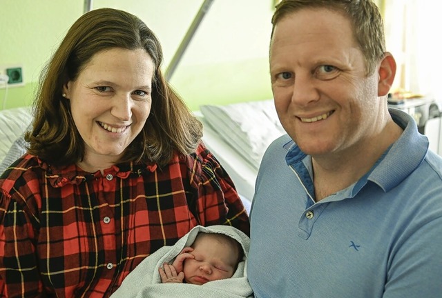 Das Neugeborene mit den Eltern Johanna und Matthias.  | Foto: Endrik Baublies