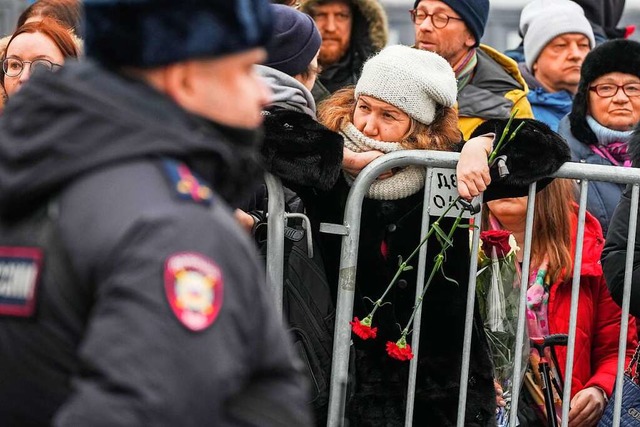 Ein Polizist bewacht Zaungste in der ...Alexej Nawalny beigesetzt werden soll.  | Foto: Uncredited (dpa)
