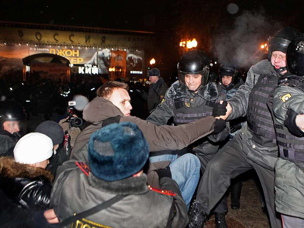 Im Zuge seines politischen Engagements landet Nawalny bereits in seiner politischen Anfangsphase immer  wieder fr kurze Zeit in Haft, etwa im Dezember 2011, weil er laut Urteil unzufriedene Brger zu einem Protestmarsch verleitet hat.Ebenso sa er im Mrz 2012 nach der Organisation einer Demo gegen Putin fr 15 Tage in Haft. Im Bild nimmt die Polizei ihn nach einer Kundgebung auf dem Puschkin-Platz im Jahr 2012 fest.