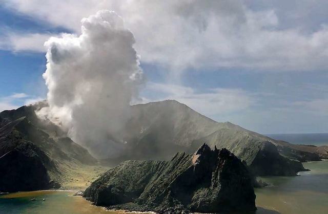 22 Menschen fanden bei einem Vulkanaus... aktiv war. Trotzdem fuhren Boote hin.  | Foto: - (dpa)