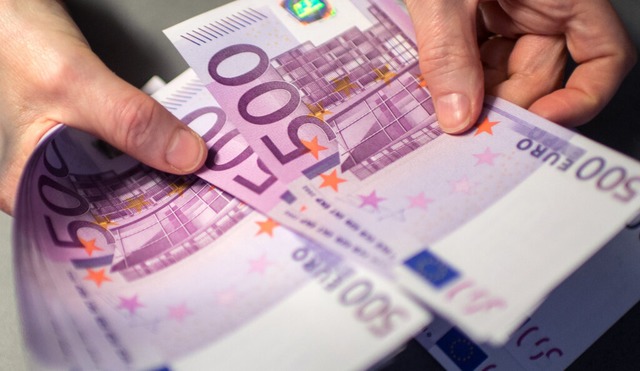 Das Geschdigte Ehepaar hndigte den B...n Bargeld in Hhe von 20.000 Euro aus.  | Foto: Matthias Balk
