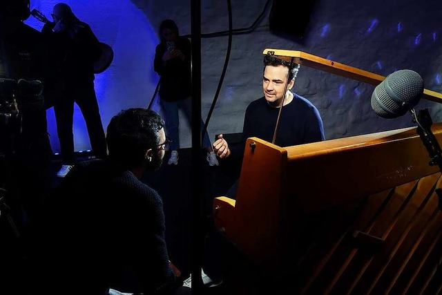 Michael Kaeshammer wird an seinem ersten Konzertpiano interviewt.  | Foto: Ralf Burgmaier