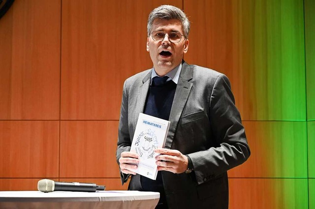 Landrat Martin Kistler prsentiert im Kreistagssaal das Kreisjahrbuch.  | Foto: Alfred Scheuble