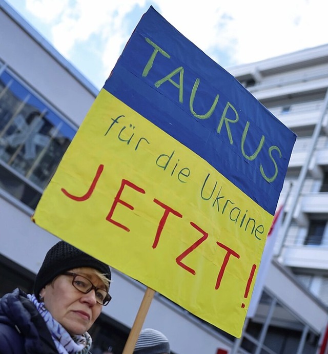 Proteste am 2. Jahrestags des russischen berfalls auf die Ukraine  | Foto: Daniel Lb (dpa)