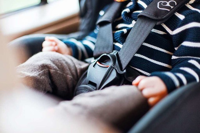 Kinder im Auto richtig anzuschnallen, ist unerlsslich (Symbolfoto).  | Foto: Christopher Rohde (Adobe Stock)