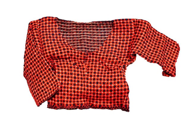 Dieser Pullover war mehr als 200 Jahre verpackt.  | Foto: Maria Cardamone (dpa)